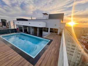 a large swimming pool on the roof of a building at Aurora Studio no Centro in Barbacena