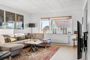 a living room with a couch and a tv at 729-Thyboron-Vesterhavsgade-112 in Thyborøn