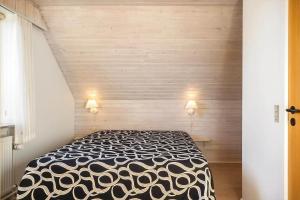 a bedroom with a black and white bed in a room at 729-Thyboron-Vesterhavsgade-112 in Thyborøn