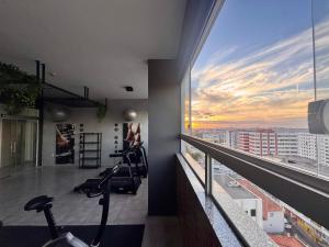 a gym in a building with a view of the city at Aurora Studio no Centro in Barbacena