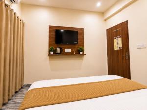 TV i/ili multimedijalni sistem u objektu Hotel Brij Vaas - Located Near Major Temples #AC Rooms #Peaceful Location #Near Prem Mandir +16 fotografija