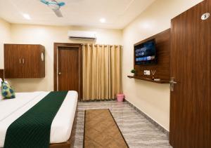 TV i/ili multimedijalni sistem u objektu Hotel Brij Vaas - Located Near Major Temples #AC Rooms #Peaceful Location #Near Prem Mandir