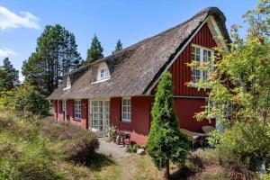 a red house with a gambrel roof at 0140-Romo-Kap-Farvel-7 in Høm