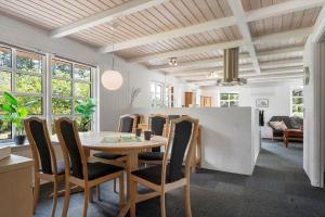 a dining room with a table and chairs at 0140-Romo-Kap-Farvel-7 in Høm
