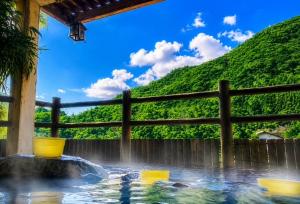 a pool of water with two yellow buckets at 藤の湯えびす屋 in Yunokami