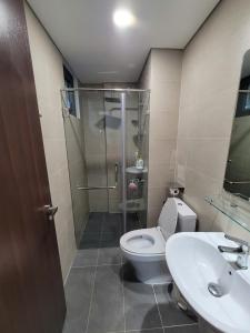 a bathroom with a shower and a toilet and a sink at Căn Hộ Cao Cấp Cara River Park in Cái Răng