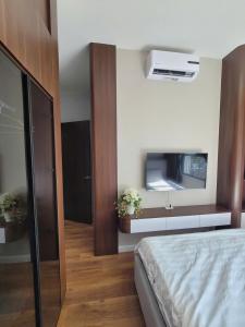 a bedroom with a bed and a mirror on the wall at Căn Hộ Cao Cấp Cara River Park in Cái Răng