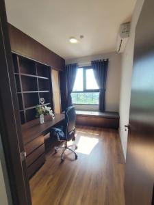 a office with a chair and a desk and a window at Căn Hộ Cao Cấp Cara River Park in Cái Răng +1 photo
