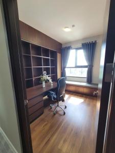 an office with a desk and a chair in a room at Căn Hộ Cao Cấp Cara River Park in Cái Răng