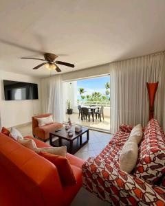 a living room with a couch and a table at Exclusivo Departamento playa in Same
