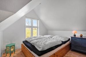 a bedroom with a large bed and a window at R530-Store-Heddinge-Straedet-10 in Holtug