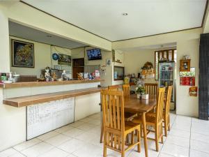 a kitchen and dining room with a table and chairs at Pondok Lulik Homestay Canggu in Canggu +61 photos