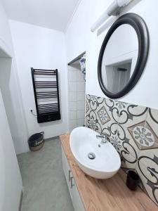 a bathroom with a sink and a mirror at Appartement avec terrasse privative in Celles-sur-Plaine