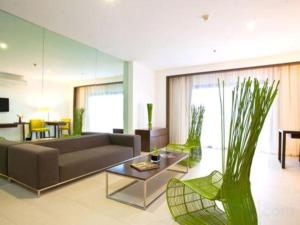 a living room with a couch and a table at Ciriaco Hotel in Rauis