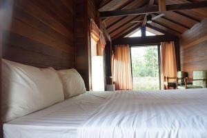 a bedroom with a white bed with a window at Hotel Golf 19 in Ban Hua Khao +87 photos