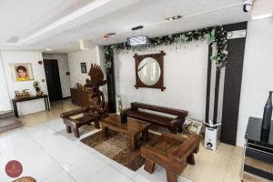 a living room with wooden benches and a mirror at Sioland Grand Premier Hotel Candelaria in Candelaria
