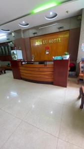 a lobby of a hotel with a reception desk at HOTEL HOA LU Buôn Ma Thuột in Buôn Kô Sir +15 photos