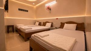 a hospital room with two beds at HOTEL HOA LU Buôn Ma Thuột in Buôn Kô Sir