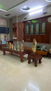 a room with two tables with statues on them at HOTEL HOA LU Buôn Ma Thuột in Buôn Kô Sir