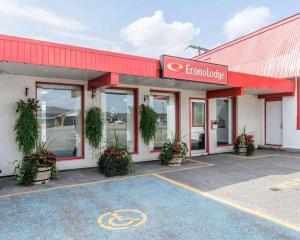 a front view of a la quinta inn at Econo Lodge in Temiskaming Shores