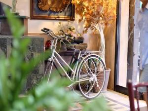 a bike parked next to a window with flowers at Numsin Hotel in Ban Rong Chang