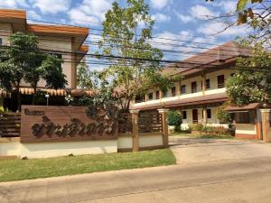 a building with a fence with birds on it at Baan Ing Daan in Ban Non Nam Thaeng