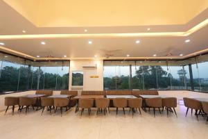 a large room with a large table and chairs at hotel baromas retreat in Jawālāpur