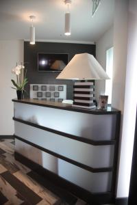 a living room with a table with a lamp at Residenza RoMa in Tropea