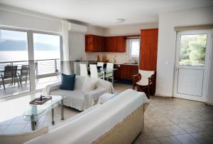 a living room with a couch and a table and a kitchen at Blue Deck Theologos in Theologos