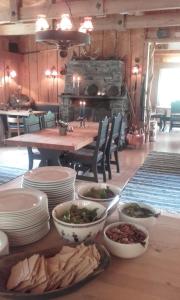 una mesa con platos y tazones de comida. en Vassbakken Kro og Camping, en Skjolden