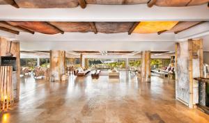 an open living room with wooden floors and ceilings at Gran Meliá Iguazú in Puerto Iguazú