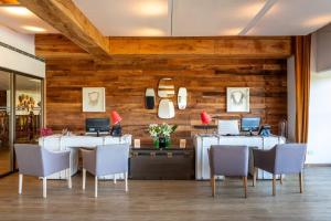 a lobby with tables and chairs and wooden walls at Gran Meliá Iguazú in Puerto Iguazú