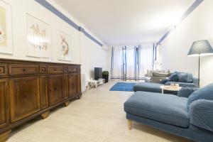 ボローニャにあるDante Suite private parkingのリビングルーム(青いソファ、テーブル付)