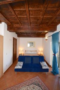 1 dormitorio con 1 cama grande con sábanas azules en B&B Dell' Artista, en Artena