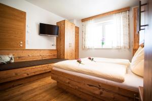 ein Schlafzimmer mit einem Bett und einem TV an der Wand in der Unterkunft Apartment Aster in Wagrain