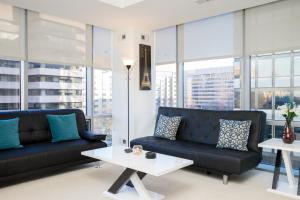 A seating area at Arlington Fully Furnished Apartments in Crystal City