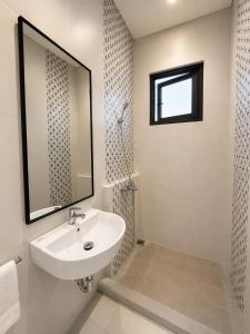 a bathroom with a sink and a shower and a mirror at Wisma Pelangi 1 in Jakarta +5 photos