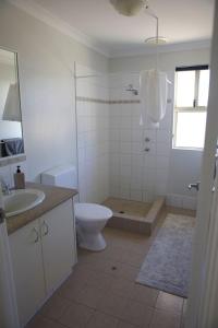 a bathroom with a toilet and a sink at Villa LaNoah in Kalbarri +7 photos