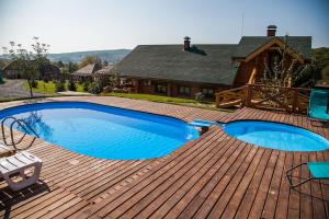 Bazén v ubytování Sadyba Dacha nebo v jeho okolí