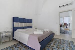 a bedroom with a large bed with two towels on it at Dimora Collina 2 in Sannicola