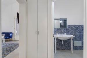 a bathroom with a sink and a mirror at Dimora Collina 2 in Sannicola +19 photos