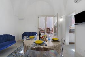 a dining room with a table with yellow bowls on it at Dimora Collina 2 in Sannicola