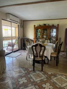 a dining room with a white table and chairs at Edna's GuestHouse in Siquirres