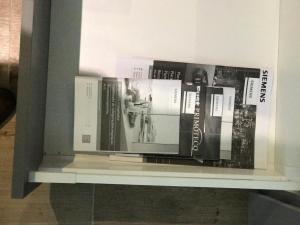 uma prateleira com livros em cima em New appartment Design Montreux em Montreux