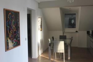 une salle à manger avec une table et un tableau mural dans l'établissement New appartment Design Montreux, à Montreux