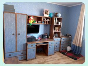 a room with a desk with a computer in it at Вовча хижа in Khmelnytskyi