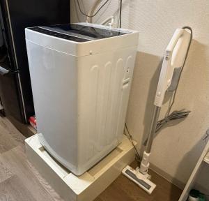 a white trash can on a stand with a phone at 板橋 RCアネックス Rc208 in Tokyo