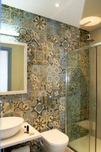La salle de bains est pourvue d'une douche, de toilettes et d'un lavabo. dans l'établissement Astropalia Luxury Studios, à Astypalée