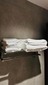 a pile of white towels sitting on a shelf at الزاوية للشقق الفندقية in Medina +78 photos