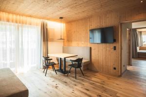 a dining room with a table and chairs at Arthotel Gratschwirt in Dobbiaco